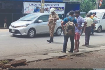 சிறுமியின் விளையாட்டால் பாதசாரி பலி; தாயார் கைது