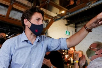 உலகத் தமிழர்கள் மத்தியில் பிரபலமான கனடா பிரதமர் மீது கல் வீசி தாக்குதல்