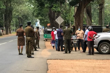 வவுனியாவில் கிராம சேவகர் அலுவலகங்களுக்கு படையெடுக்கும் மக்கள் - கொரோனா பரவும் அபாயம்