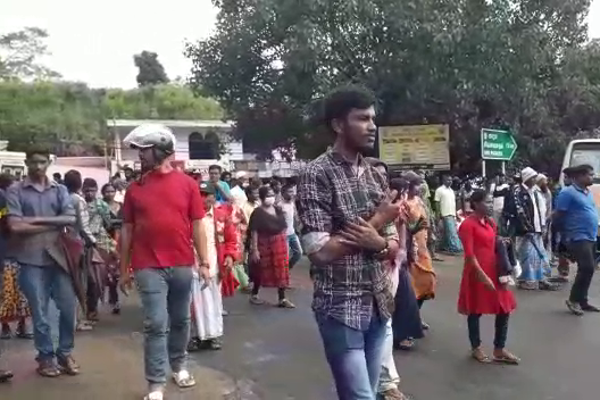 மண்ணெண்ணெய் வழங்குமாறு கோரி மஸ்கெலியா பிரதேச மக்கள் பிரதான வீதியை மறித்து ஆர்ப்பாட்டம் (Photos) | Residents Maskelia Protest Across Street Kerosene