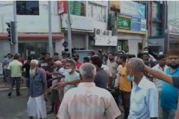 கொழும்பில் மக்கள் வீதியை மறித்து போராட்டம் (Video)