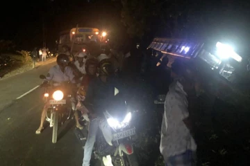 வீதியை விட்டு விலகி பள்ளத்தில் பாய்ந்த பேருந்து!