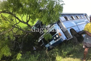 කතරගම වන්දනාවේ ගිය පිරිසක් සමඟ බස් රථයක් අනතුරට ලක්වෙයි.(PHOTOS)