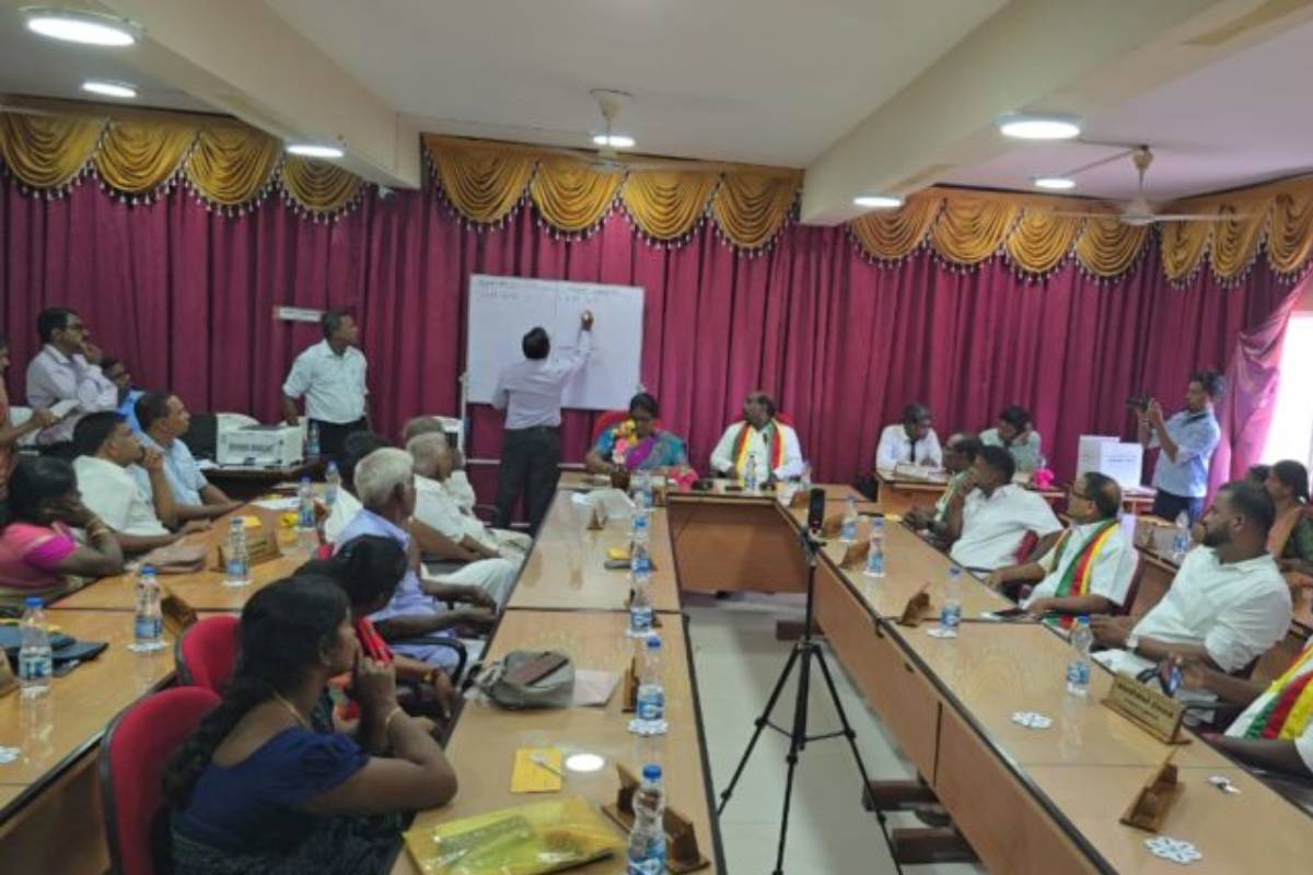 சபை உறுப்பினர்களால் விமர்சிக்கப்படும் கரவெட்டி பிரதேச சபை தவிசாளர்.. நிர்வாகத்திறன் அற்றவரா! | Karavetti Chairman Incompetent Members Criticize சபை உறுப்பினர்களால் விமர்சிக்கப்படும் கரவெட்டி பிரதேச சபை தவிசாளர்.. நிர்வாகத்திறன் அற்றவரா! | Karavetti Chairman Incompetent Members Criticize