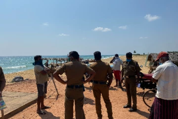 கடற்கரையில் குளிக்கச் சென்ற இருவருக்கு நேர்ந்த சோகம்!