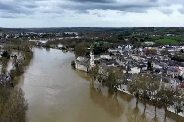 பிரான்சில் பெட்ரோ புயல் தாக்கம் ; 4 மாகாணங்களுக்கு சிவப்பு எச்சரிக்கை | Storm Petro Hits France Red Alert For 4 Provinces பிரான்சில் பெட்ரோ புயல் தாக்கம் ; 4 மாகாணங்களுக்கு சிவப்பு எச்சரிக்கை | Storm Petro Hits France Red Alert For 4 Provinces