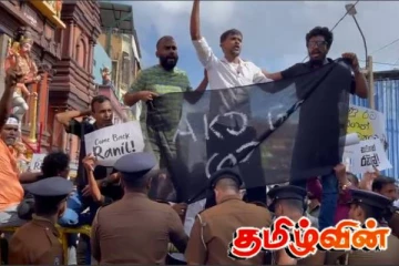 போராட்டங்களில் பலரது கவனத்தை பெற்றுள்ள “AKD GO கம” பதாகை