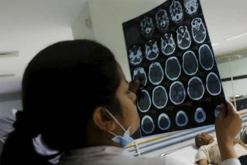 ஆண் குழந்தைக்காக கர்ப்பிணியின் தலையில் ஆணியை அடித்த ஹீலர்