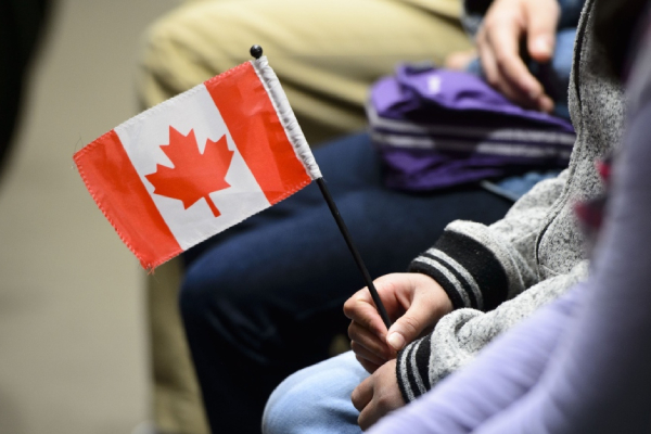 கனடாவுக்கு தற்காலிகமாக குடியேற காத்திருப்போருக்கு அதிர்ச்சித் தகவல் | Canada Tightens Immigration Policy