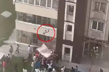 மாடியிலிருந்து குழந்தைகளை தூக்கி வீசிய பெற்றோர்கள்