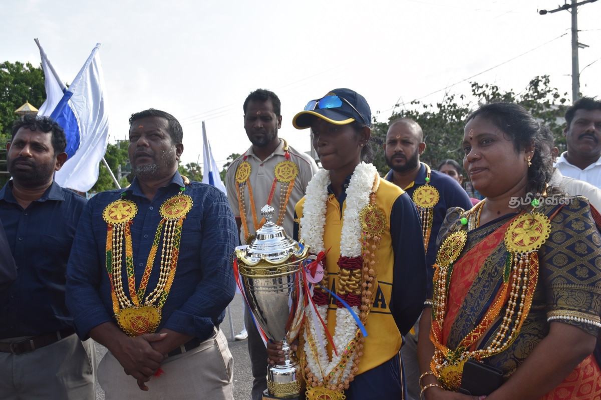 இலங்கை மகளிர் கிரிக்கெட் அணியில் இடம் பிடித்த மன்னார் மாவட்ட வீராங்கனை | Sajinthini Selected Sri Lankan Women Cricket Team