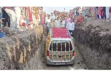 காருக்கு இறுதி ஊர்வலம் நடத்தி நல்லடக்கம் செய்த தொழிலதிபர் - என்ன காரணம்?