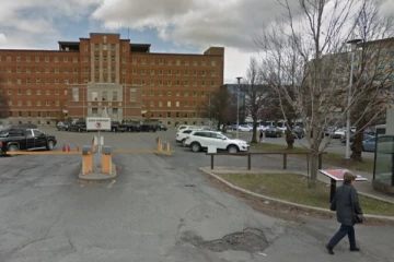 வைத்தியசாலை கதவு மூடப்பட்டதால் வாசலில் குழந்தை பிரசவித்த பெண்