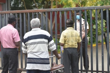 யாழ் மின்சாரசபையின் பொறுப்பற்ற செயல் -  அதிருப்தியில் மக்கள்