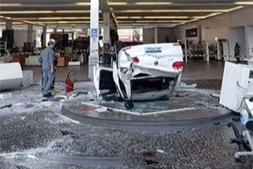 இரண்டாவது மாடியிலிருந்து கீழே விழுந்த கார்: கீழே இருந்த 2 பெண்களின் நிலை என்ன?