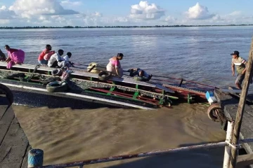 பிரம்மபுத்திரா நதியில் 2 படகுகள் மோதி விபத்து - பலரை காணாததால் பதற்றம்