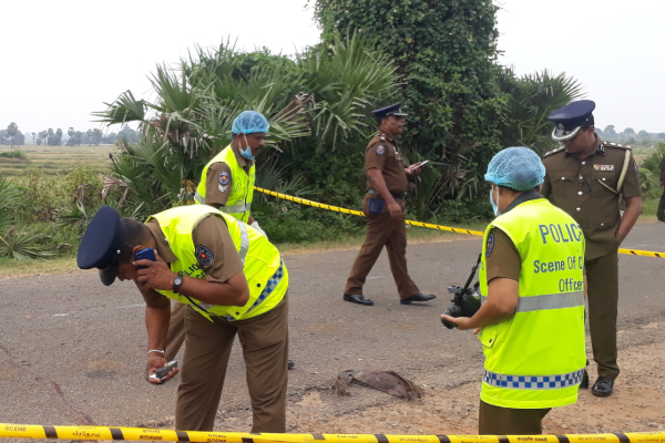 அயல் வீட்டுக்கு சென்ற கணவனை துடைப்பத்தால் அடித்துகொன்ற மனைவி; இலங்கையில் பயங்கரம் | Wife Beats Husband To Death Neighbor House அயல் வீட்டுக்கு சென்ற கணவனை துடைப்பத்தால் அடித்துகொன்ற மனைவி; இலங்கையில் பயங்கரம் | Wife Beats Husband To Death Neighbor House