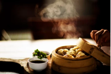 பெண்கள் உணவுகளை சூடாக சாப்பிட்டால் என்ன நடக்கும் தெரியுமா? வாங்க தெரிந்து கொள்வோம்