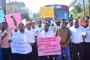 வீதியை மறித்து போராட்டத்தில் இறங்கிய மட்டக்களப்பு பாடசாலை ஆசிரியர்கள்(Photos)