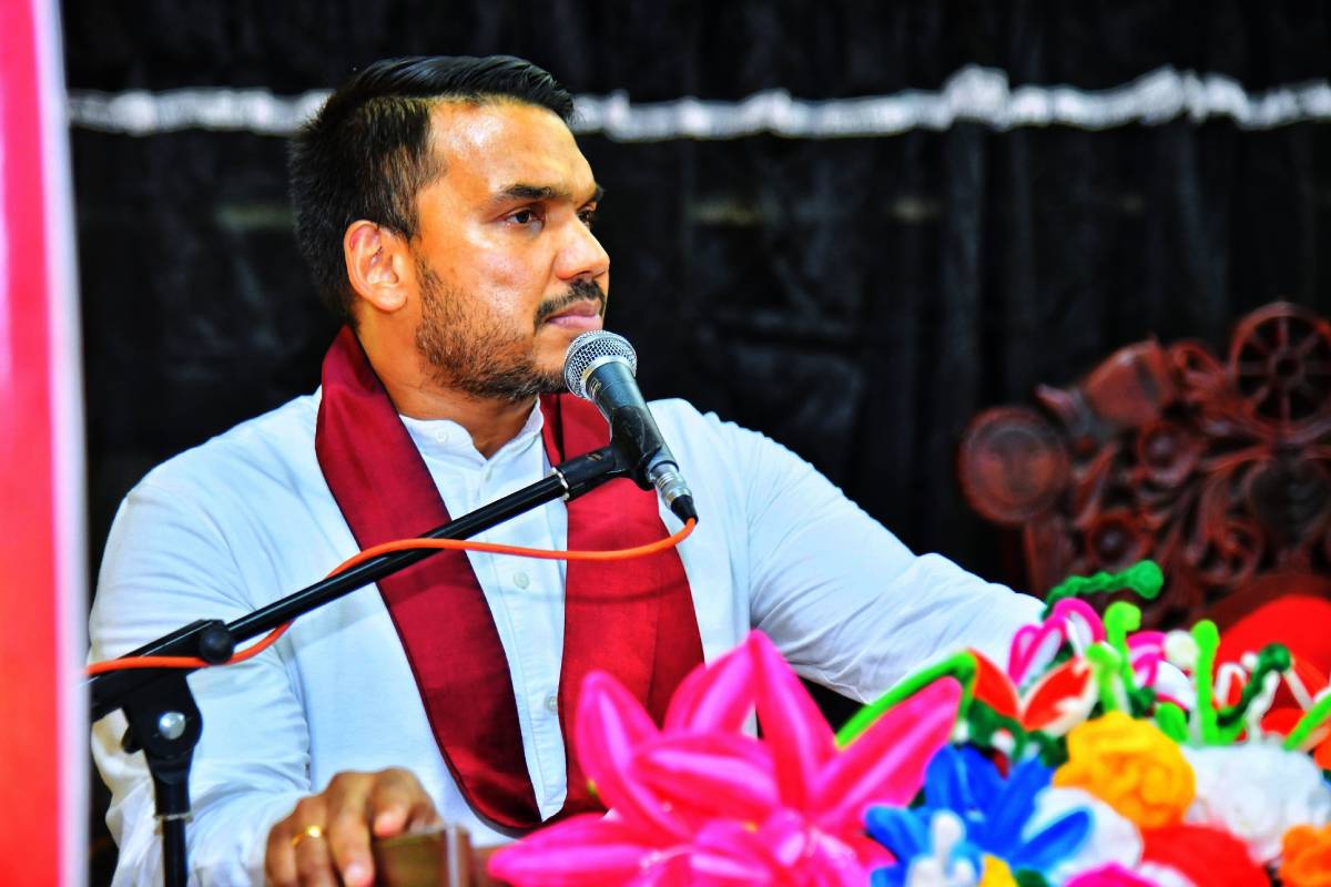 மிரட்டல்களுக்கு அஞ்சமாட்டோம்: அநுரவின் மே தின எச்சரிக்கைக்கு நாமல் பதிலடி | Amal Rajapaksa Slams Npp May Day Speeches Sl