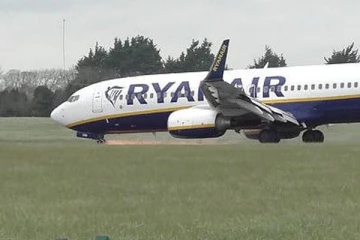 தரையிறங்கும் போது திடீரென இயங்காத முன் சக்கரங்கள்; நெருப்புப் பொறியுடன் ஓடுதளத்தில் இறங்கிய விமானம்!