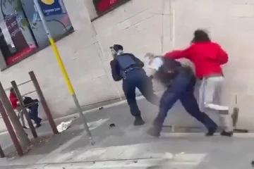 கொரோனா விதிகளை மீறியவரை தட்டிக்கேட்ட பெண் பொலிசாருக்கு நேர்ந்த கதி: கமெராவில் சிக்கிய காட்சி