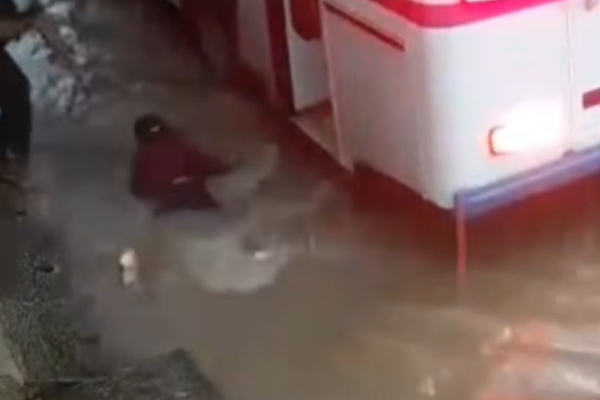 சாரதியின் கவனயீனம்! நூலிழையில் உயிர் தப்பிய பெண் பயணி | Female Passenger Survives By A Thread