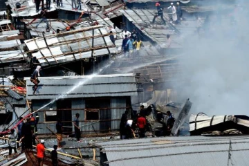 வெளிநாடொன்றில் தீயில் எரிந்து சேதமடைந்த நூற்றுக்காணக்கான குடிசை வீடுகள்!