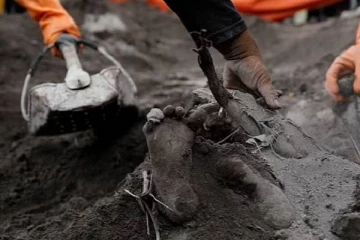 எரிமலை சாம்பலுக்குள் புதைந்துபோன சிறுவன்