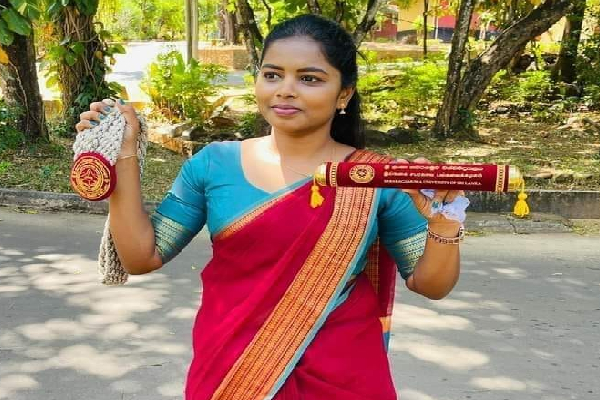 பிரிந்து வாழ்ந்த பெற்றோர்; யாழில் பட்டதாரி மாணவியின் விபரீத முடிவால் பெரும் அதிர்ச்சி! | Shocked By Graduate Student Death Jaffna