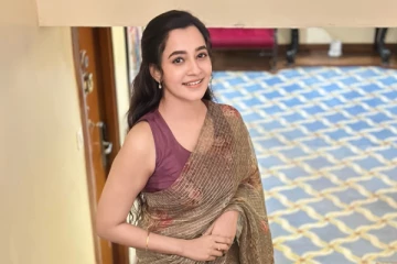 நடிகை அபர்ணதி சேலையில் அழகிய போட்டோஷூட்