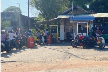 மட்டக்களப்பில் எரிபொருள் பெற்றுக்கொள்ள மக்கள் நீண்ட வரிசையில் காத்திருப்பு (Photos)