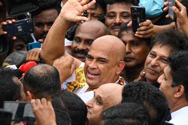 ரஞ்சன் ராமநாயக்கவினால் பிரதான கட்சிகளுக்கு இடையில் பனிப்போர் | Sri Lanka Political Crisis Rajan ரஞ்சன் ராமநாயக்கவினால் பிரதான கட்சிகளுக்கு இடையில் பனிப்போர் | Sri Lanka Political Crisis Rajan
