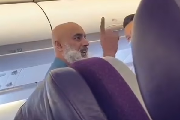 பயணி ஒருவரால் நடுவானில் திருப்பி விடப்பட்ட விமானம்! | Mh122 Airbus A330 Flight Was Diverted In Mid Air