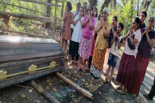 கிராமமொன்றில் 40 பேரை பலியெடுத்த நிலச்சரிவு : இறுதிச்சடங்கு இல்லாமல் கடைசிப்பயணம் | Nearly 40 People Killed In Landslide