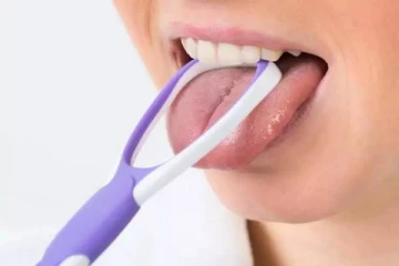 தினமும் நாக்கை ஏன் சுத்தமாக வைத்துக்கொள்ளவேண்டும் தெரியுமா?