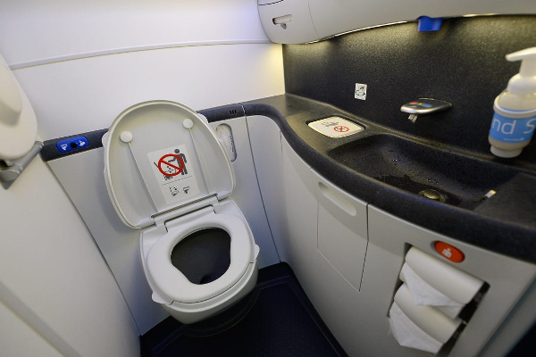 நடு வானில் பறக்கும் விமானத்தில் பிறந்த ஆண் குழந்தை... யாருக்கும் தெரியாமல் டாய்லெட்டில் பார்சல் செய்து வீசிய பெண்! | Baby Found In Trash Bin Of Airplane Bathroom