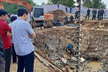 ලොවක් හඬවමින්, ගැඹුරු කුහරයේ සිර වූ දරුවා මෙලොව හැරයයි ..(VIDEO)