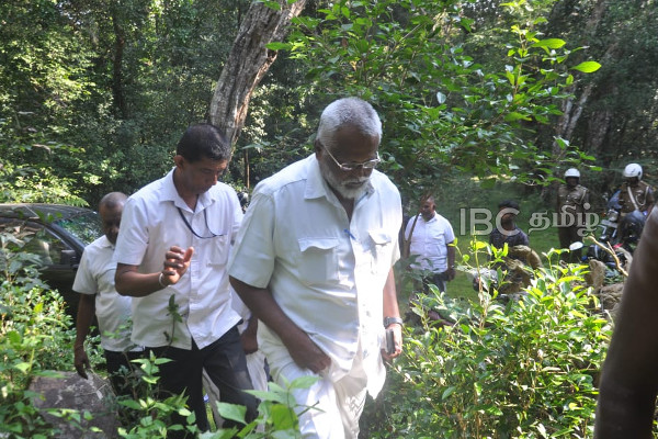 வெடுக்குநாறி ஆலய விவகாரம் - அதிகாரிகளின் இடையூறுக்கு உடனடி தீர்வு - டக்ளஸ் உறுதி | Douglas Devananda Went To Adi Lingeswar Temple