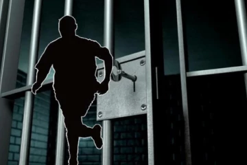 அம்மாவின் நகையை திருடி கைதான மகன் விசாரணை நேரத்தில் தப்பியோட்டம்