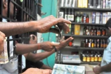 நாட்டின் அனைத்து மதுபான கடைகளுக்கும் நாளைய தினம் பூட்டு