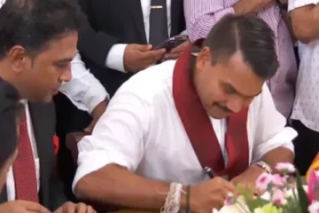 ஜனாதிபதித் தேர்தலுக்கான வேட்புமனுவில் கையெழுத்திட்ட நாமல்