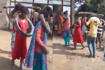 நின்றால் அடி விழும்: காதலர்களுக்கு வழங்கப்பட்ட தண்டனை! பகீர் காட்சி