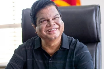 வைபவத்தில் அமைச்சர் பந்துலவை முந்திய யானைகள்!