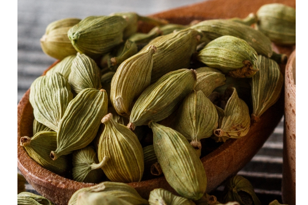 உங்க வாக்கு சொன்னதும் பலிக்க வாயில இதை போடுங்க... பிறகு இந்த மந்திரத்தை மட்டும் சொல்லுங்க போதும்! | Cardamom Vastu Tips In Tamil