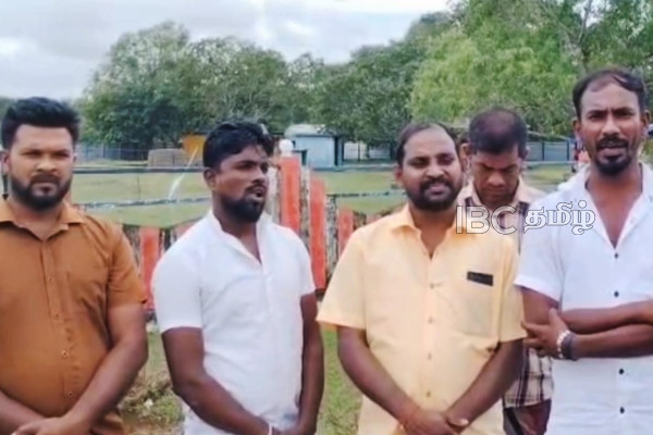 ஆலயங்களுக்கு அருகிலும் வீதிகளிலும் இறைச்சிக் கழிவுகள் வீச்சு: தளவாய் பகுதி மக்கள் கடும் அவதி | Waste Dumping Issue Thalawai Batticaloa ஆலயங்களுக்கு அருகிலும் வீதிகளிலும் இறைச்சிக் கழிவுகள் வீச்சு: தளவாய் பகுதி மக்கள் கடும் அவதி | Waste Dumping Issue Thalawai Batticaloa