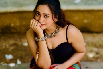 சீரியல் நடிகை காவ்யா அறிவுமணி கிளாமர் போட்டோஷூட்