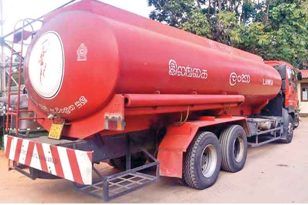 17ஆயிரம் லீற்றர் எரிபொருட்களுடன் கைப்பற்றப்பட்டுள்ள 3 தாங்கிகள் - ஐபிசி தமிழ்