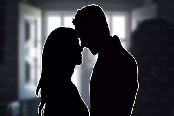 கள்ளக்காதலனுடன் உல்லாசம் ; மனைவியை ஓட்டலில் கையும் களவுமாக பிடித்த கணவர் | Having Fun Wit Prostitute Husband Catches Wife Red