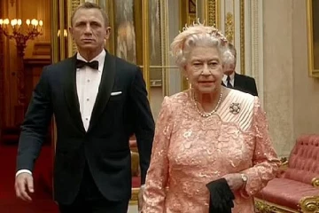 ஜேம்ஸ் பாண்ட் பட காட்சியில் நடித்த ராணி எலிசபெத்.. ஹெலிகாப்டரிலிருந்து குதித்த வீடியோ